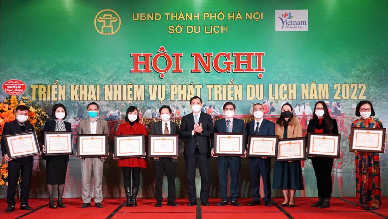 Tổng cục trưởng Tổng cục Du lịch Nguyễn Trùng Khánh trao Bằng khen cho các tập thể và cá nhân có thành tích xuất sắc trong hoạt động phát triển du lịch Thủ đô.